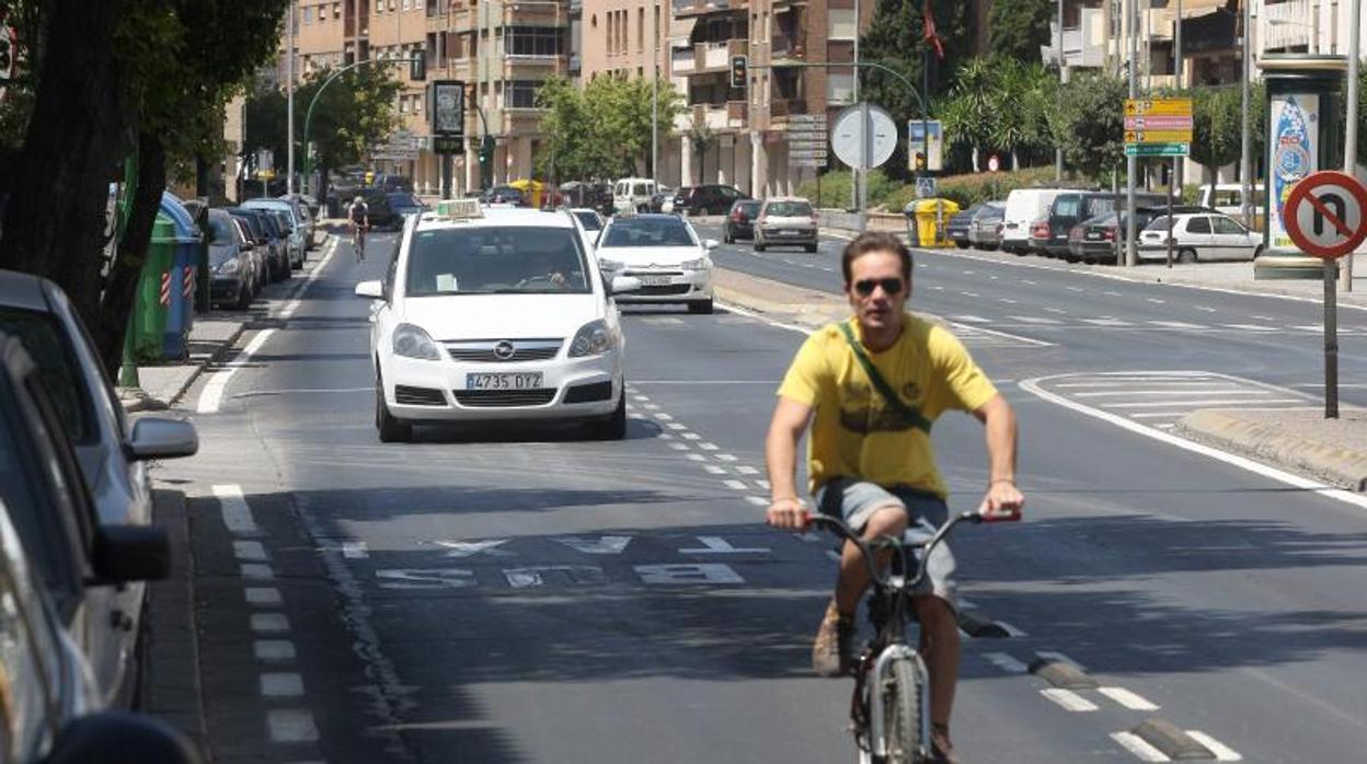 Un ciclista circula delante de un vehículo en la avenida de las Ollerías en una imagen de archivo