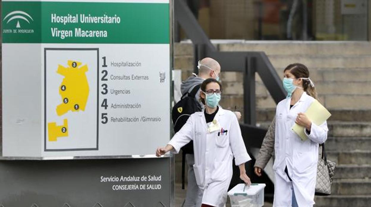 Dos sanitarias en la puerta del hospital Virgen Macarena de Sevilla