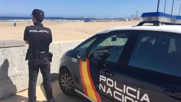 Hallan un cadáver atado con bridas en una playa de Málaga