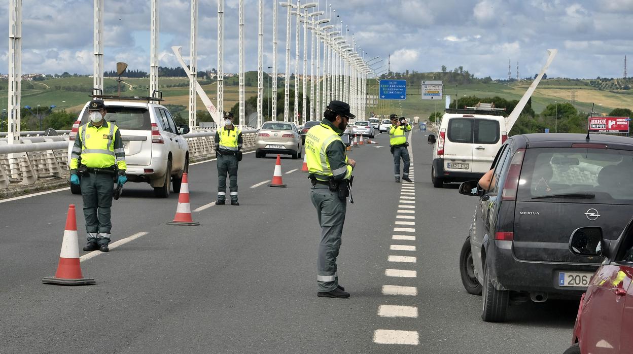 Atasco en una de las salidas de Sevilla, la imagen que el Gobierno andaluz quiere evitar