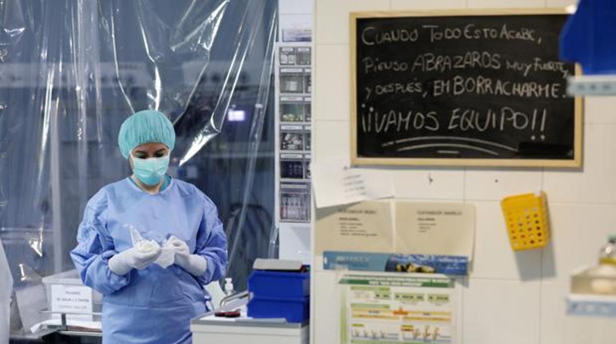 Sanitaria en la zona de cuidados intensivos de un hospital andaluz