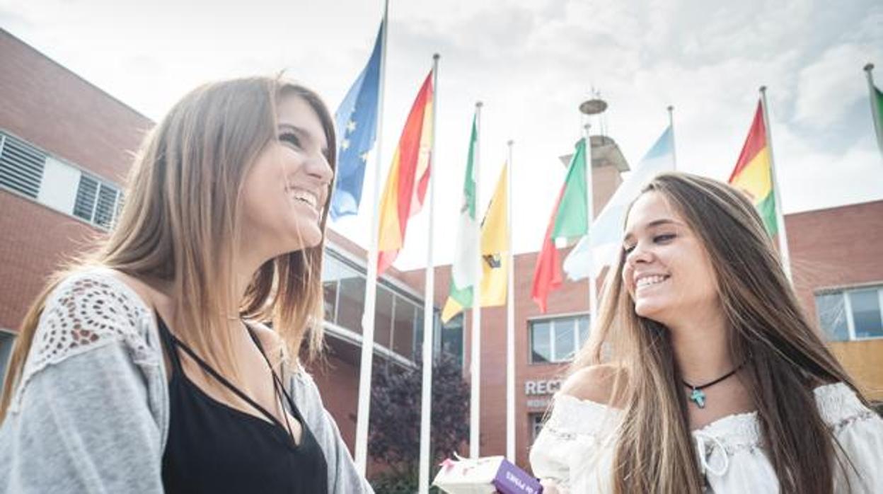 Dos jóvenes estudiantes en la Universidad Pablo de Olavide de Sevilla