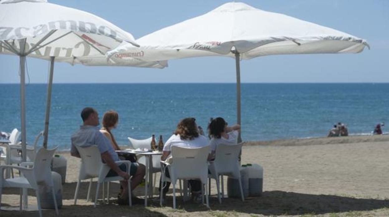 Terraza de un bar junto a la playa en Málaga