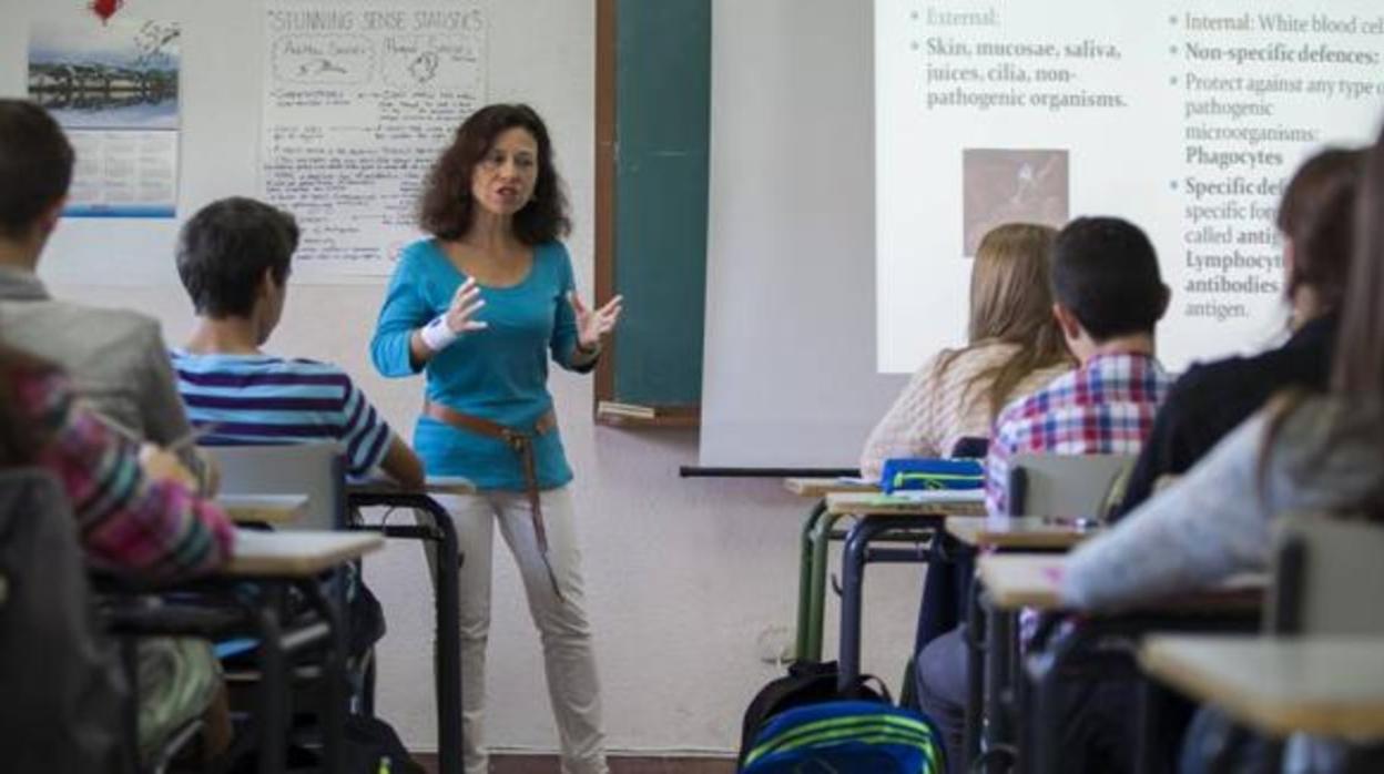 Una profesora imparte clase en una imagen de archivo