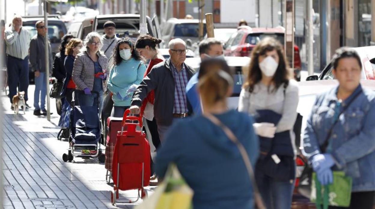 Colas en un supermercado de la Fuensanta durante el confinamiento, el pasado 1 de abril