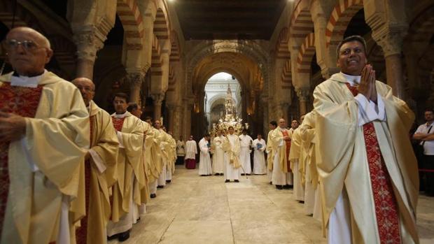 La festividad del Corpus marca la vuelta de la actividad presencial para los cofrades de Córdoba