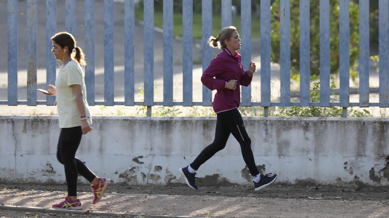 Dos mujeres se cruzan mientras hacen deporte en Córdoba