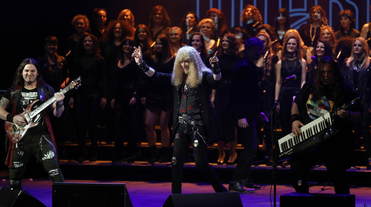 El cantante de Medina Azahara, Manuel Martínez, en un concierto en el Teatro Góngora