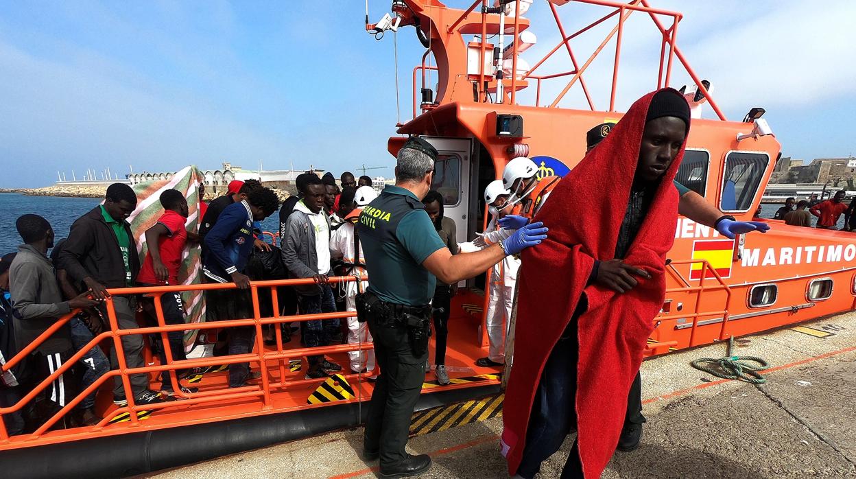 La Guardia Civil colabora en las tareas de rescate de una patera a la deriva de Salvamento Marítimo a su llegada a Tarifa