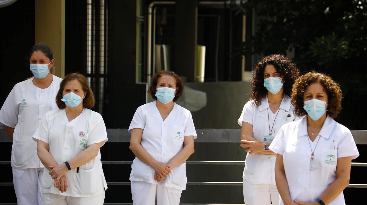 Un grupo de sanitarias guarda un minuto de silencio por las víctimas de la Covid-19