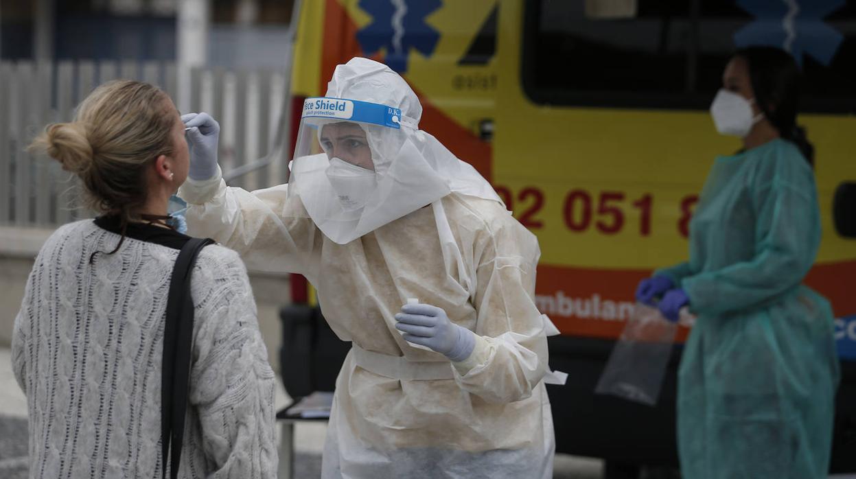 Una sanitaria toma muestras en Málaga durante la pandemia