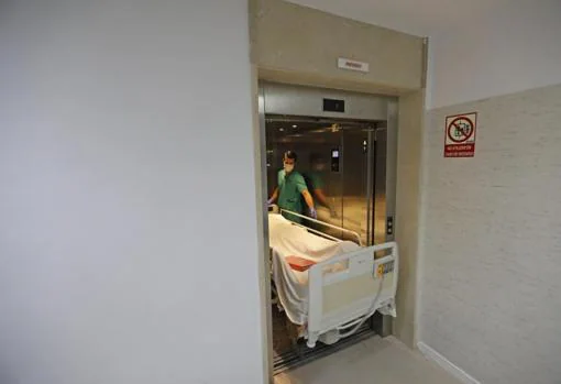 Traslado de un paciente en un hospital cordobés durante la crisis