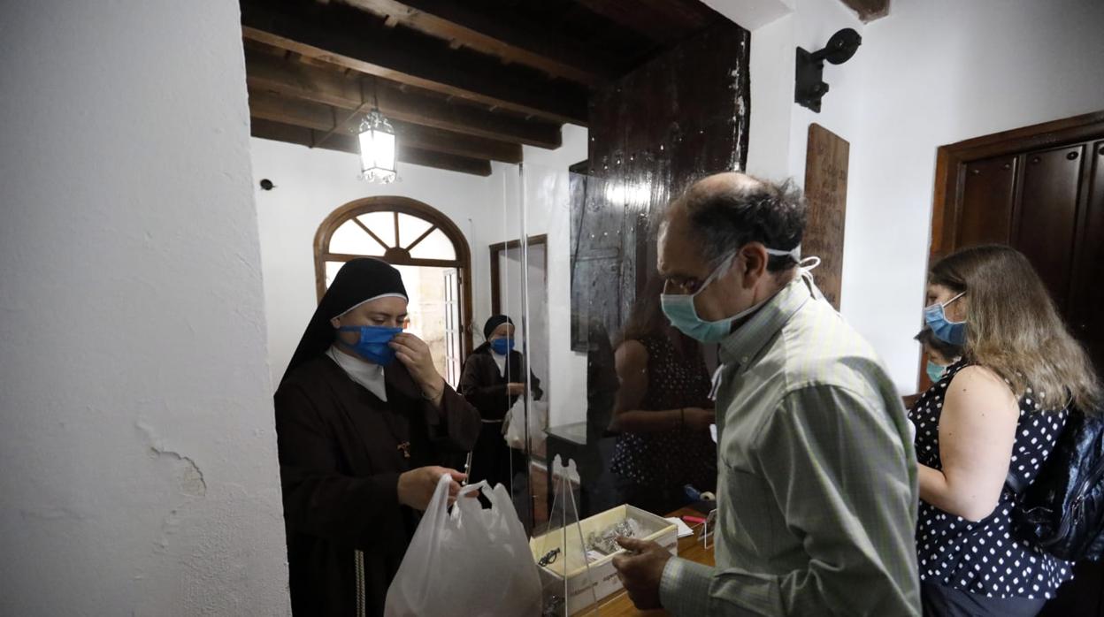 Reparto de pan esta mañana en el Monasterio de San Rafael