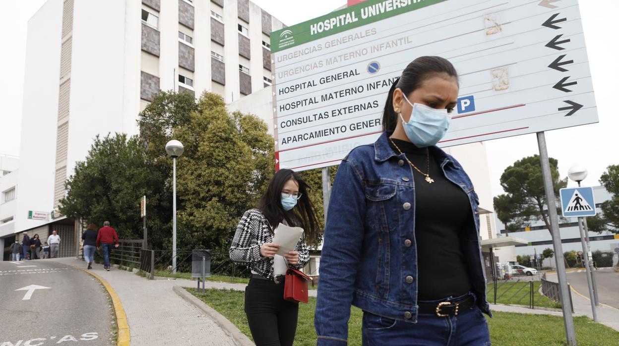 Dos jóvenes en las rampa del Hospital General del Reina Sofía