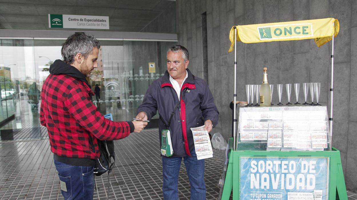 Un vendedor de la ONCE en el centro sanitario Carlos Castilla del Pino