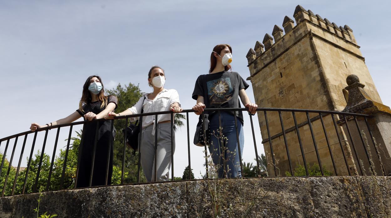 Tres jóvenes disfrutan de los jardines del Alcázar, la parte que actualmente está abierta del monumento