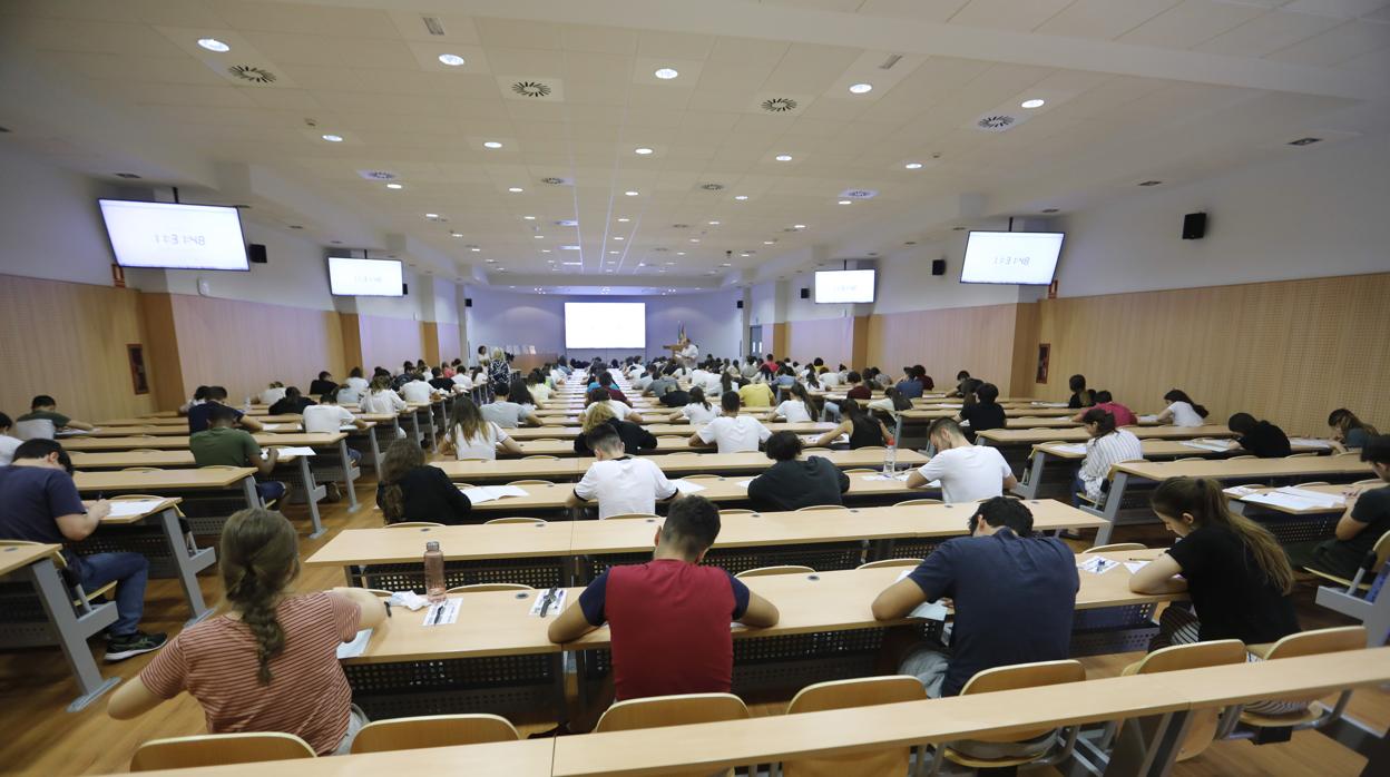 Estudiantes durante la prueba de Selectividad en Córdoba