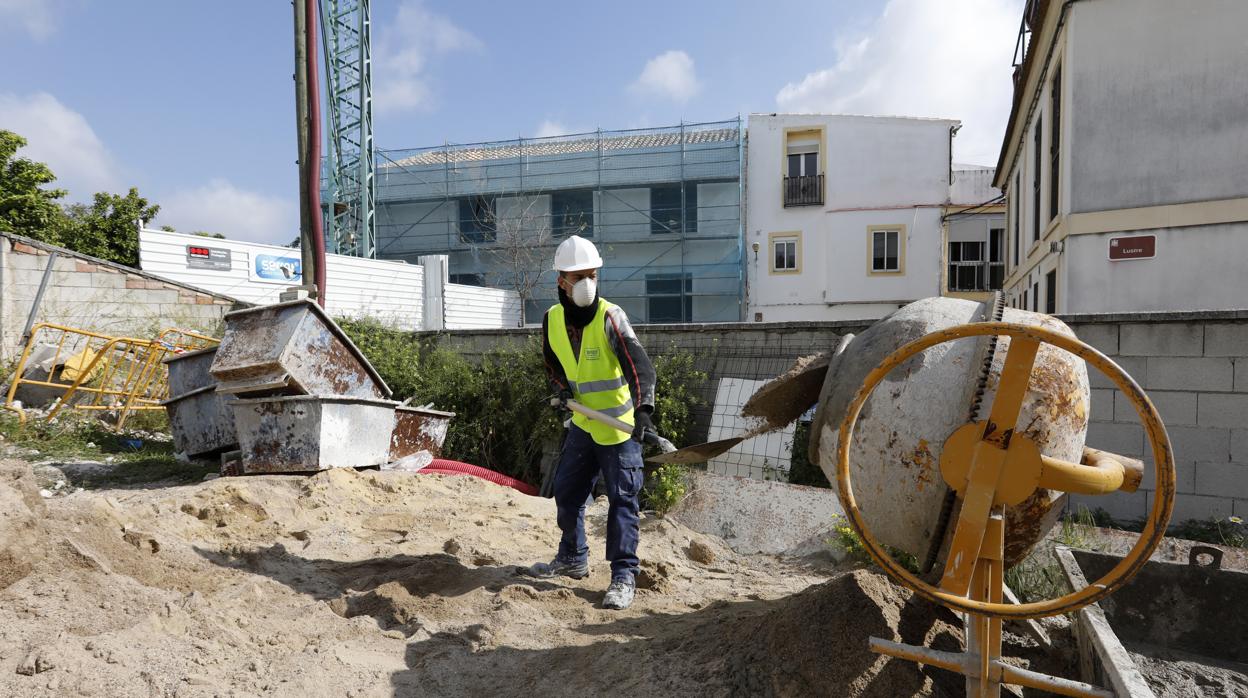 Un albañil realiza sus labores en una obra en Córdoba