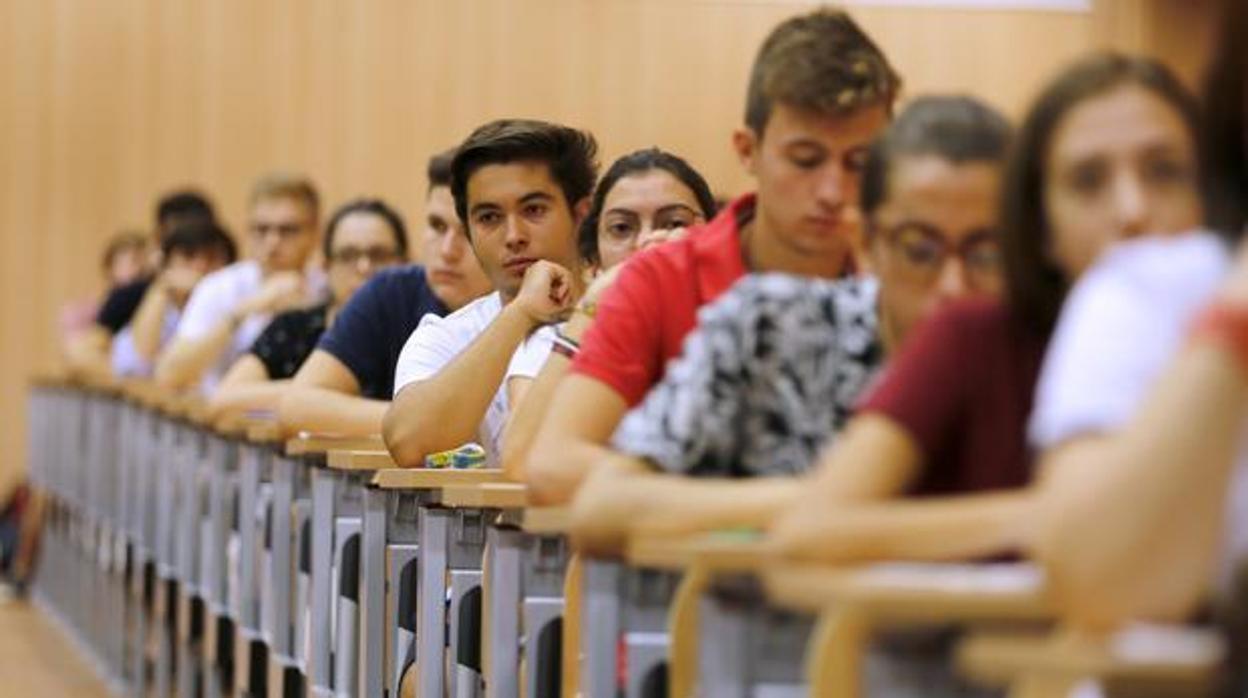 Alumnos durante un examen de Selectividad