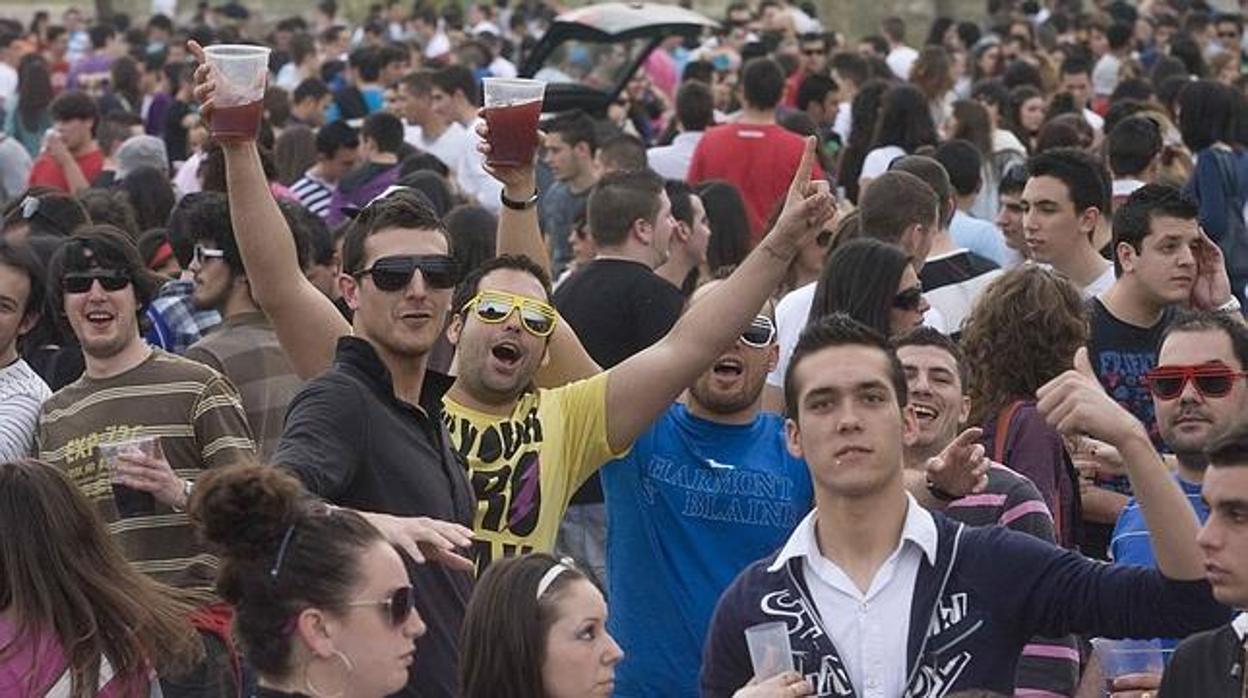 Jóvenes en un botellón en una imagen de archivo