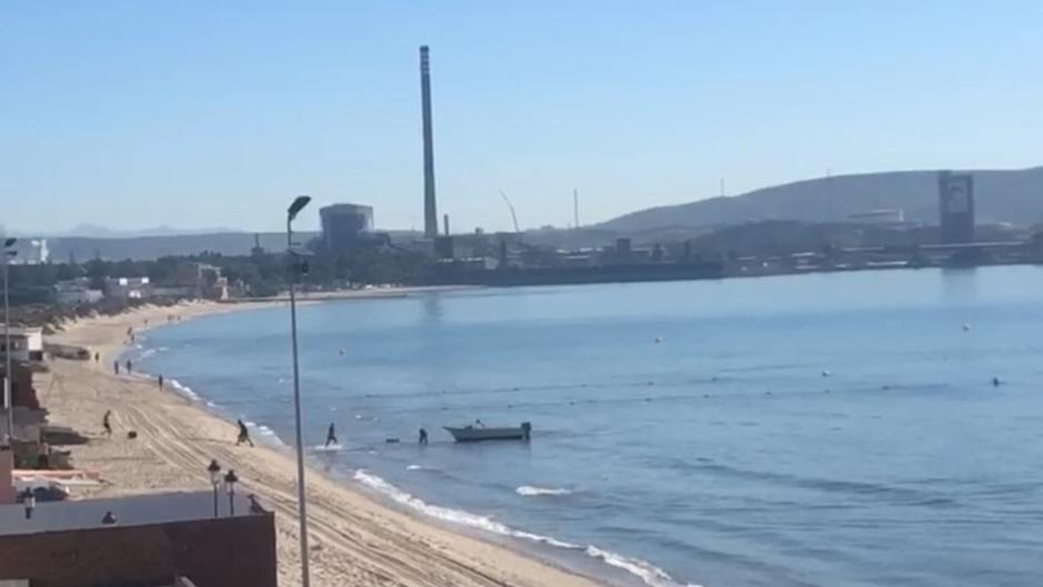 Guardia Civil y Policía Nacional frustran un alijo de droga a plena luz del día en una playa de Algeciras