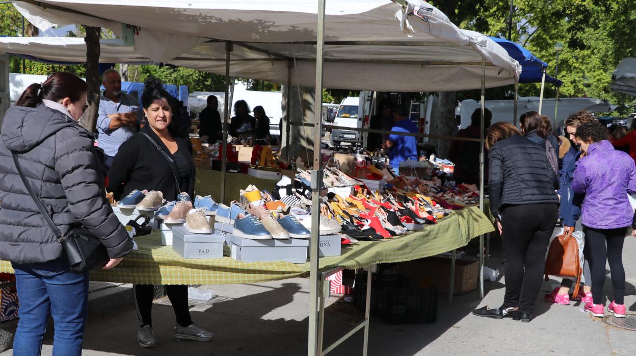 Puesto ambulante en el mercadillo de Lucena