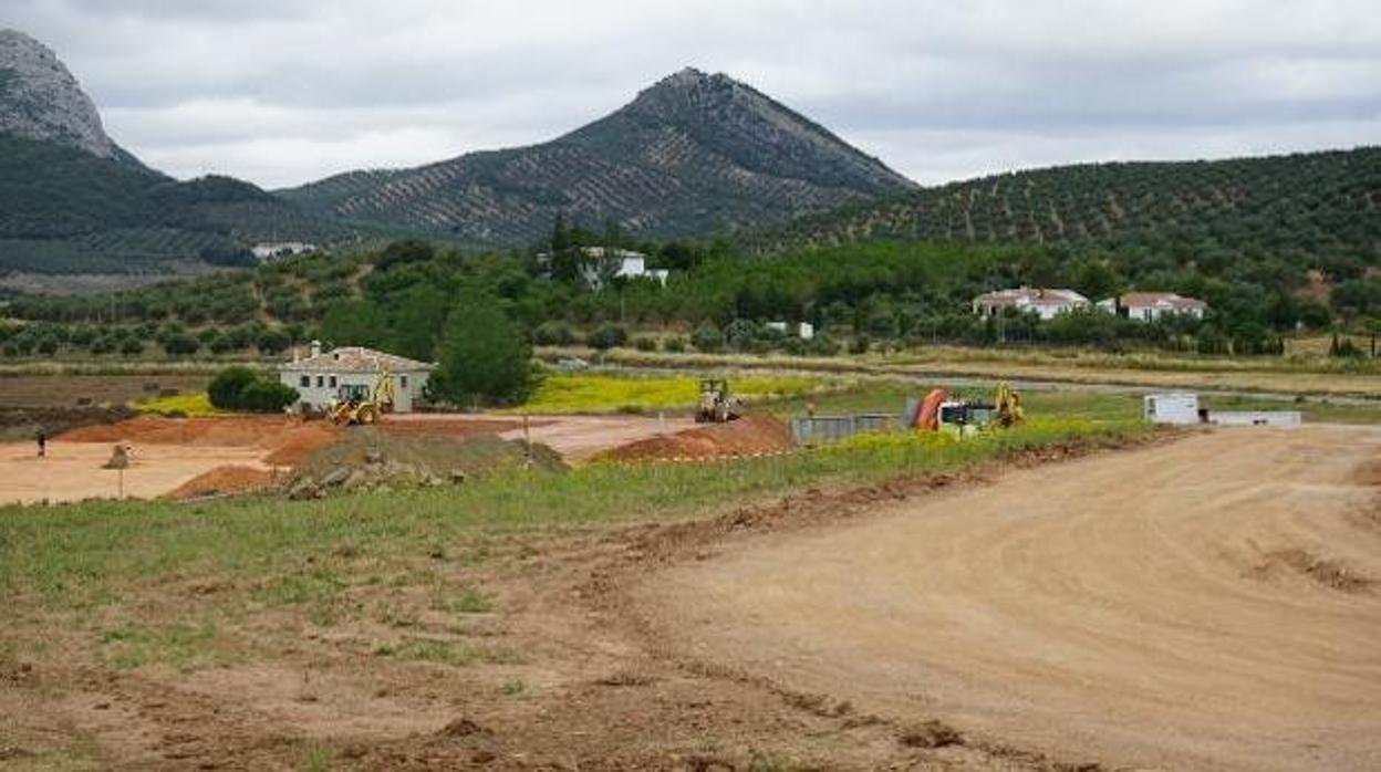 Imagen de los trabajos que se estaban desarrollando para aplanar los terrenos donde iba la embotelladora