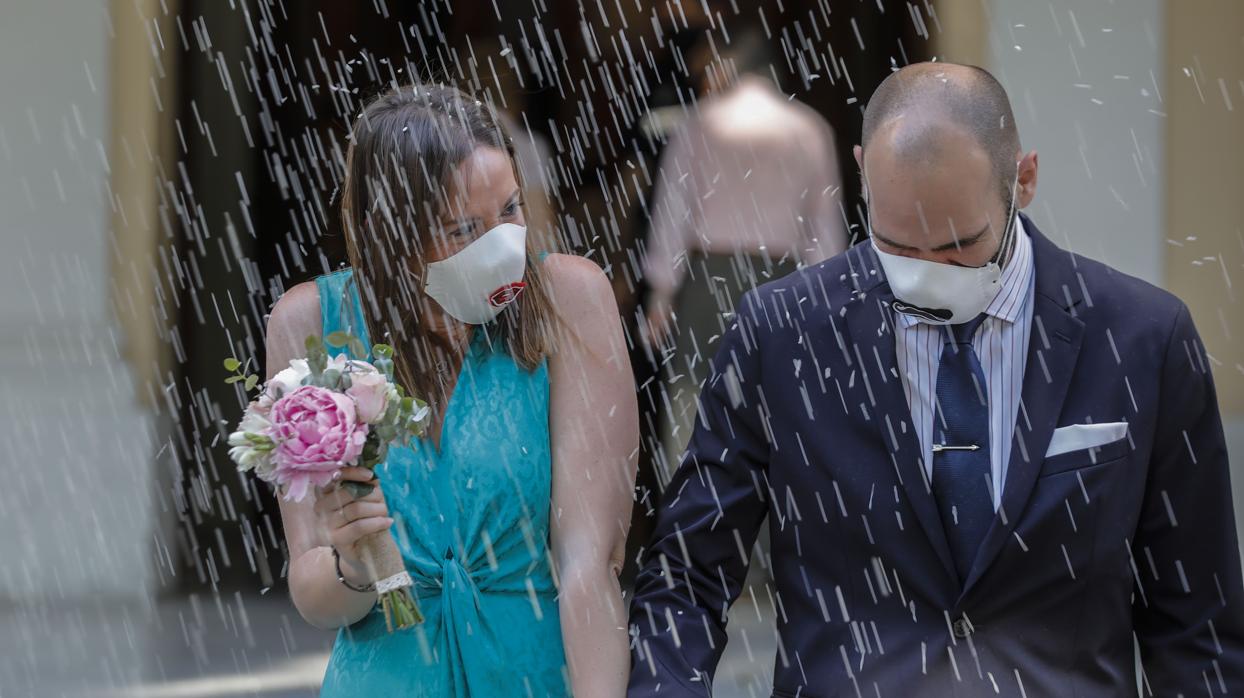 Primera boda civil en el Ayuntamiento de Sevilla durante la desescalada