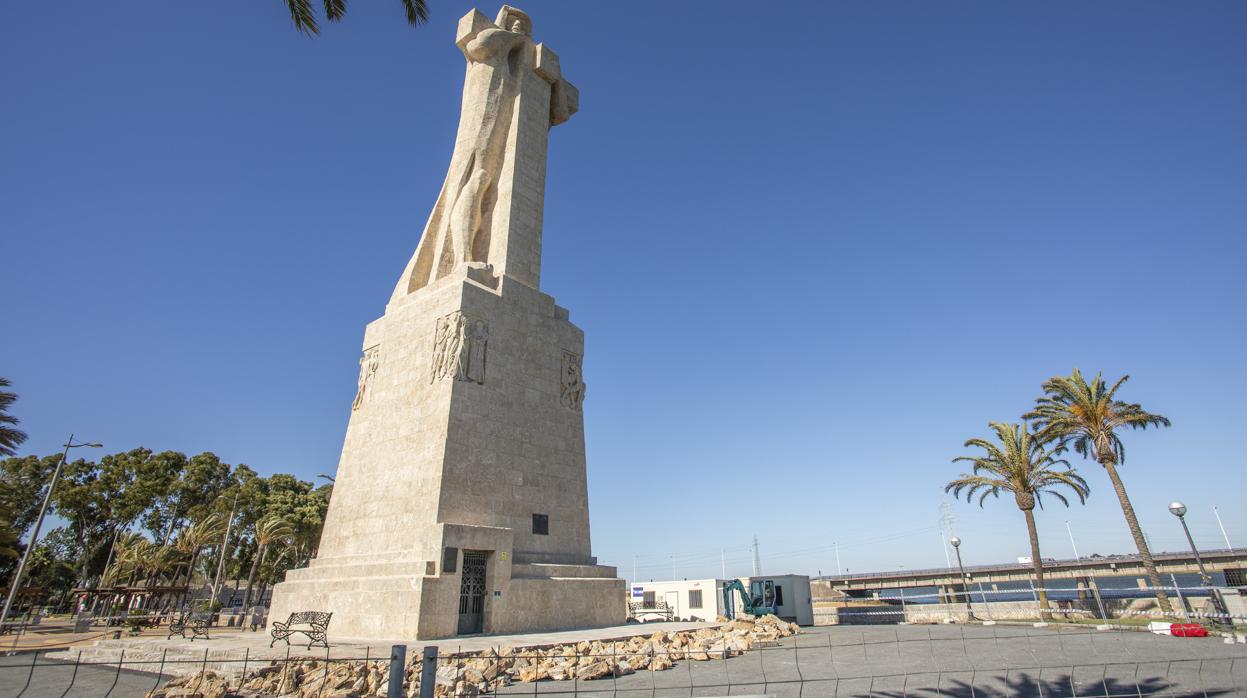 Estado actual del monumento del insigne marino, que se está restaurando