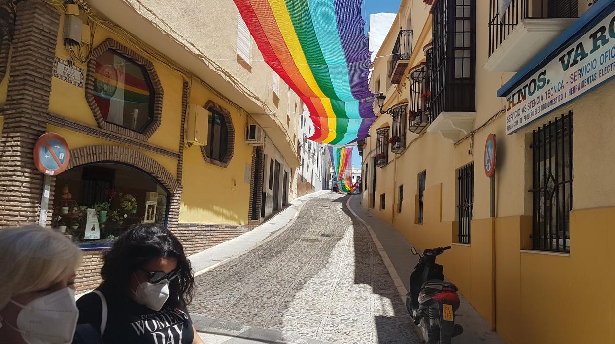 Colocación de los toldos confeccionados en ganchillo por mujeres de Aguilar por el Día del Orgullo Gay