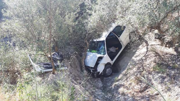 Un vehículo cae en Almedinilla por un barranco de 15 metros y sólo deja heridos a los dos ocupantes