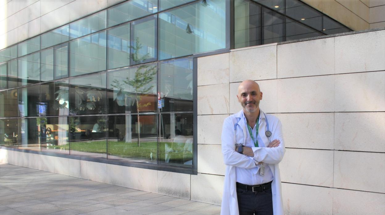 El doctor José Luis Callejas en el hospital San Cecilio de Granada