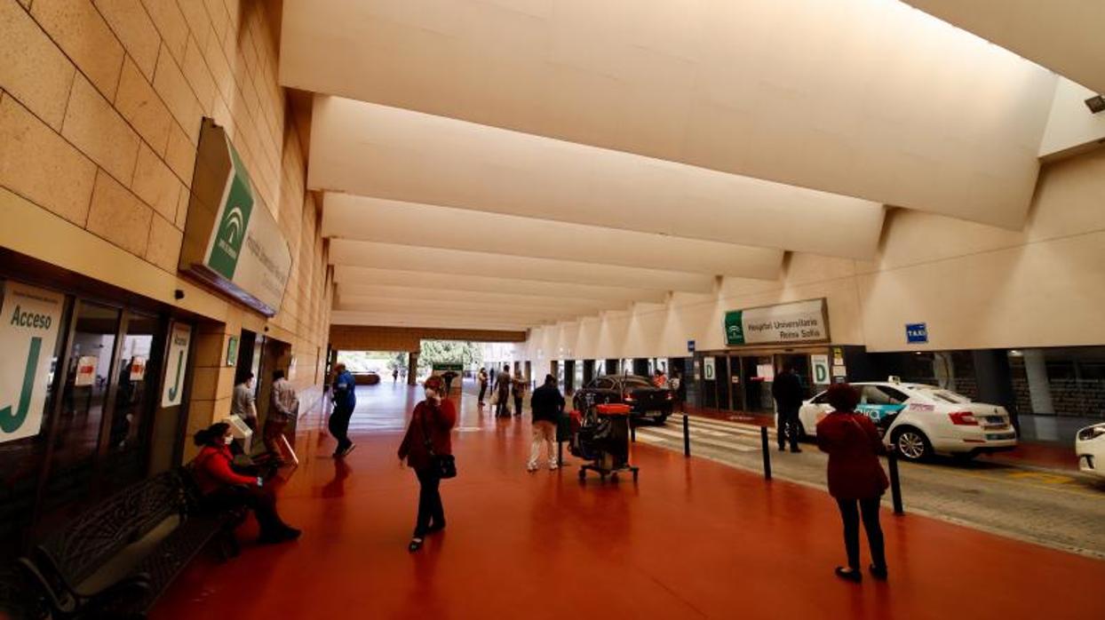 Usuarios en las puertas del hospital Reina Sofía de Córdoba