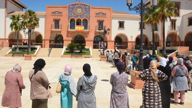 Pueblos agrícolas de Huelva registran colas de inmigrantes para pedir el ingreso mínimo vital