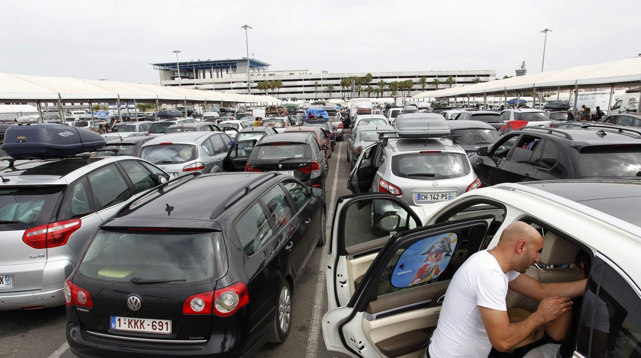 Filas de vehículos intentando pasar a Marruecos