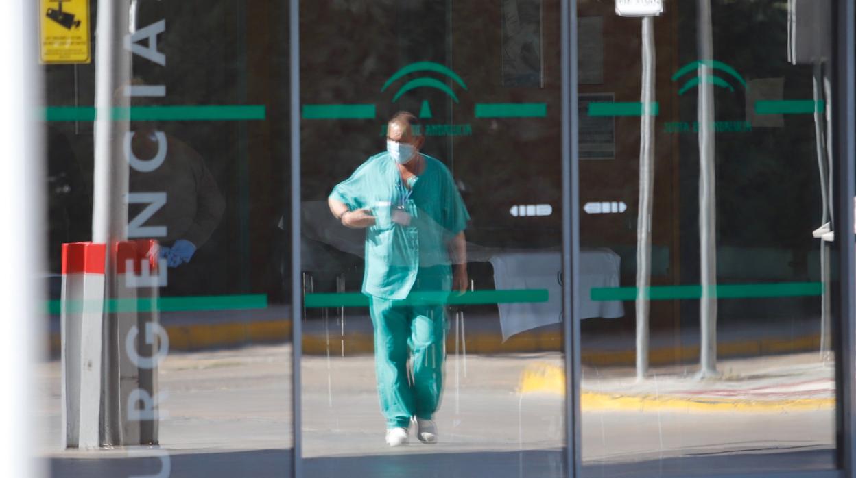 Sanitario en las Urgencias del Hospital Reina Sofía de Córdoba