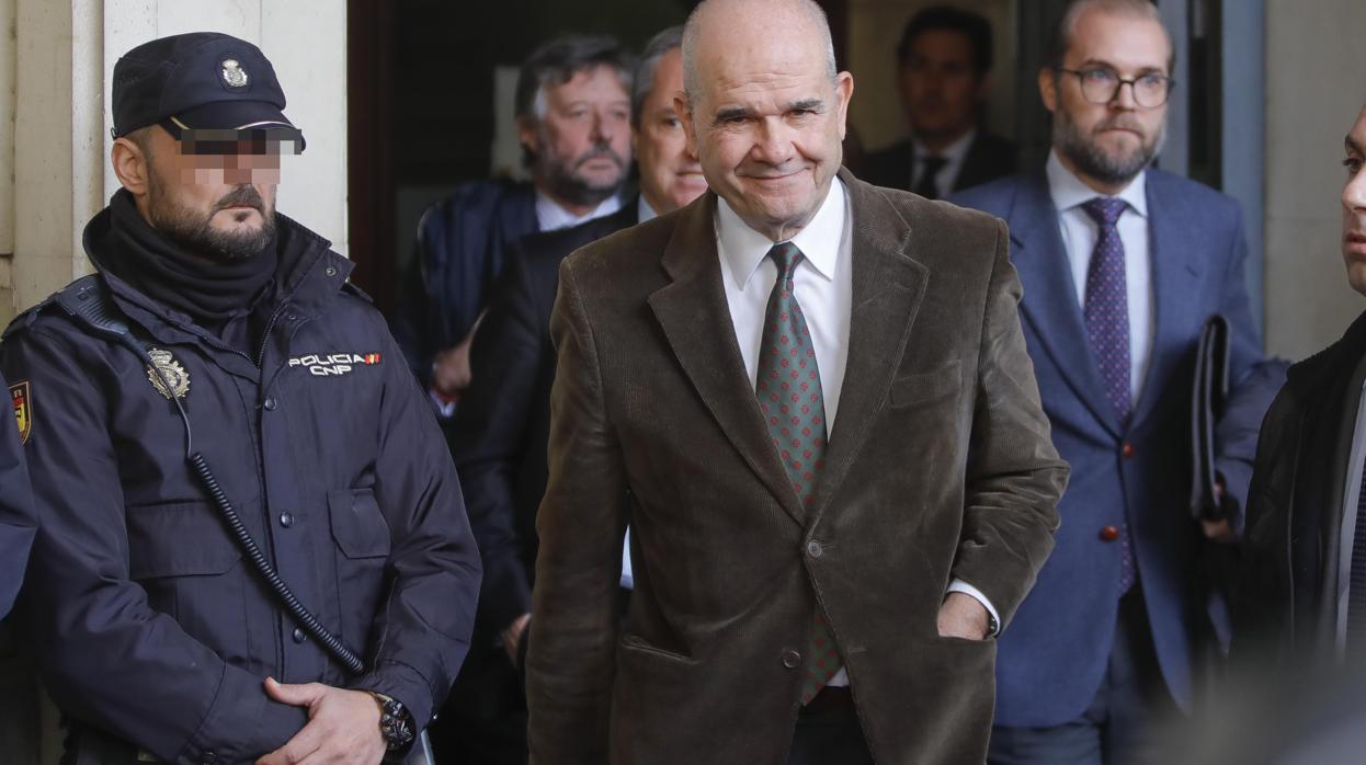 El expresidente de la Junta de Andalucía Manuel Chaves, saliendo de la Audiencia de Sevilla