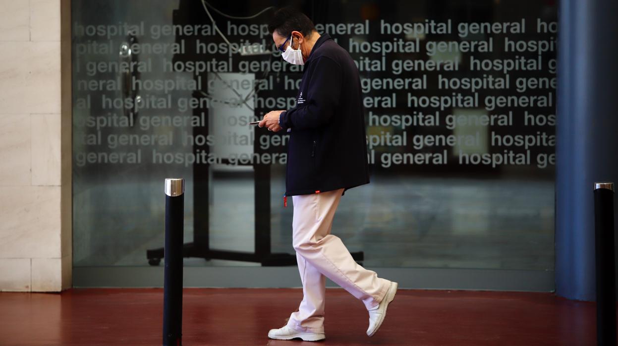 Un profesional sanitario junto al hospital Reina Sofía de Córdoba