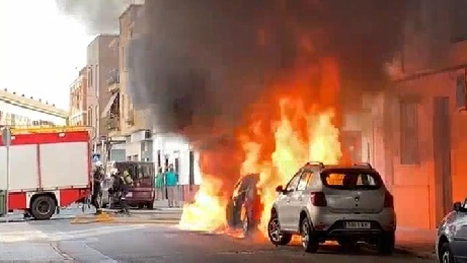 Arden dos coches y un contenedor en el barrio de la Huerta de la Reina en Córdoba