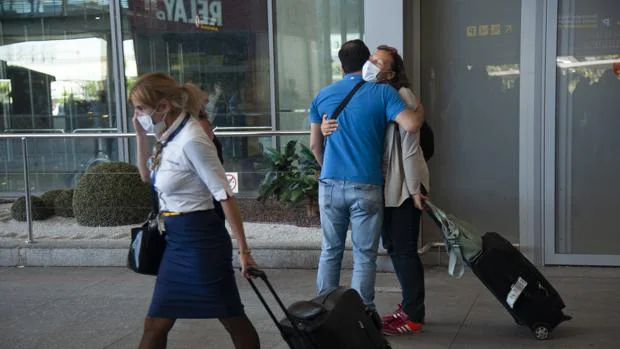 Más reencuentros familiares que turistas en el aeropuerto de Málaga en los vuelos internacionales