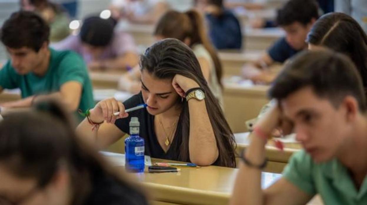 Alumnos examinándose de Selectividad en una imagen de archivo