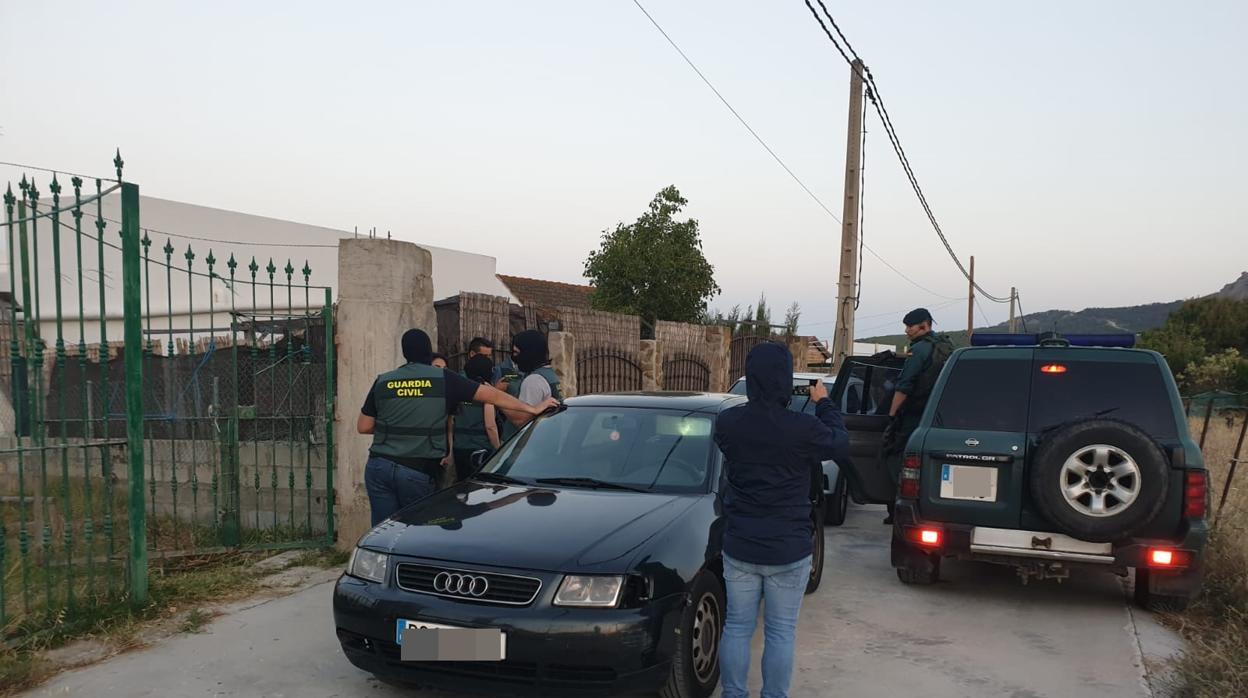 Imagen del operativo de la Guardia Civil en Bolonia este miércoles durante un registro