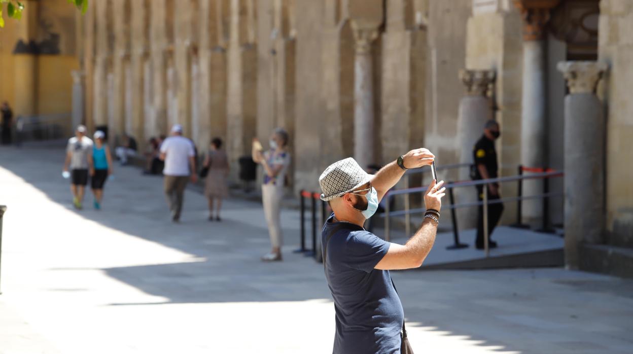 Un hombre hace fotos en la Mezquita-Catedral de Córdoba