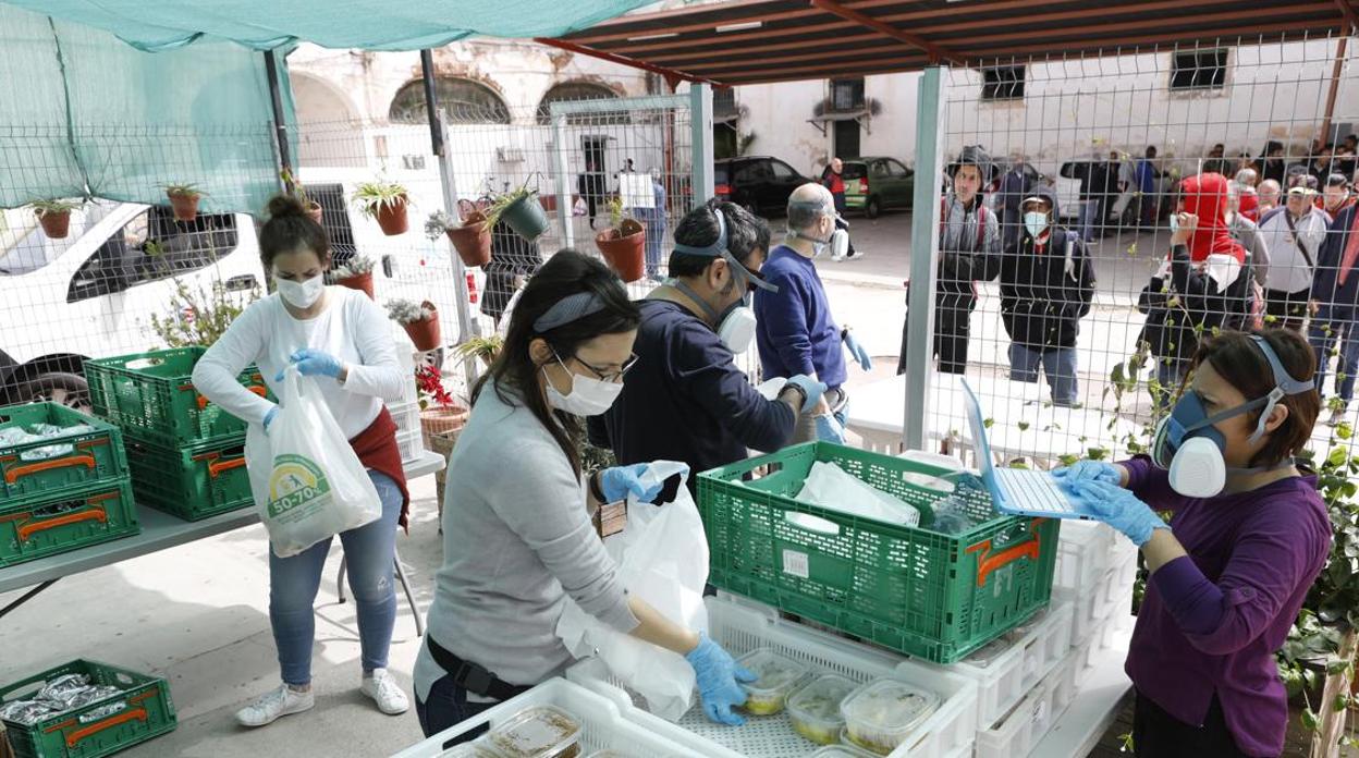 Reparto de comida en el Banco de Alimentos