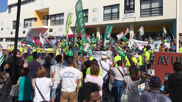 Más de 700 personas protestan en Torremolinos por los recortes salariales a los empleados del Ayuntamiento