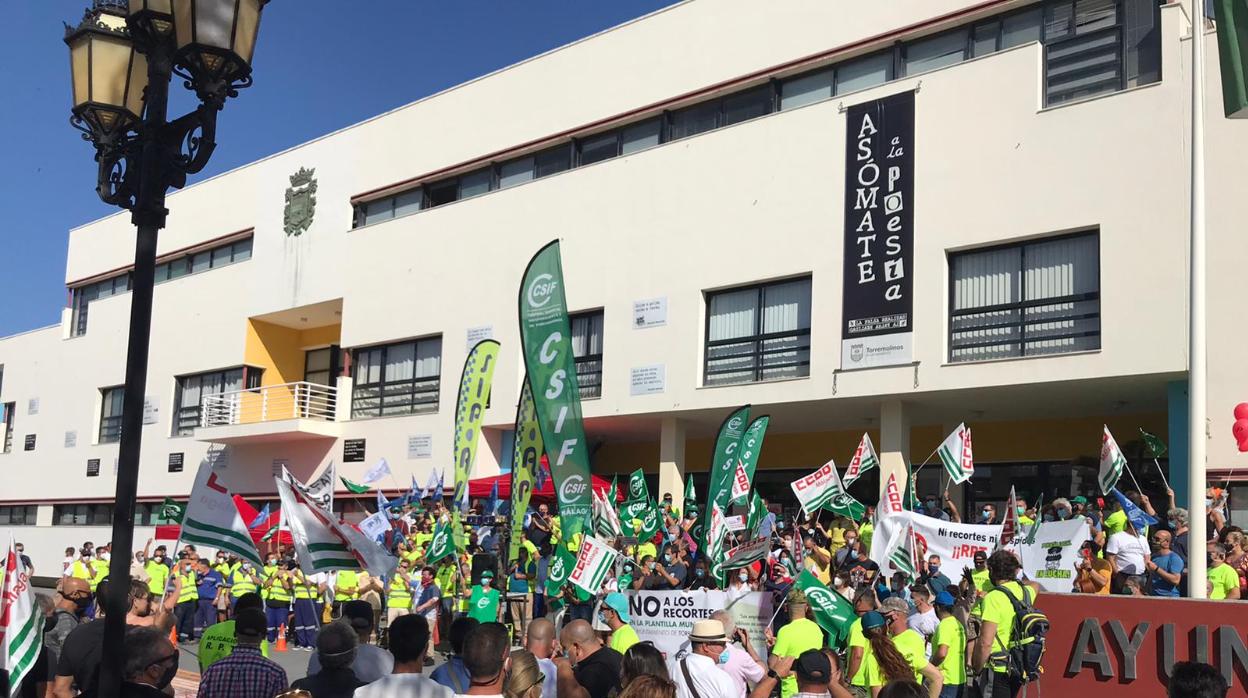 Manfiestación de empleados municipales de Torremolinos a las puertas de su Ayuntamiento