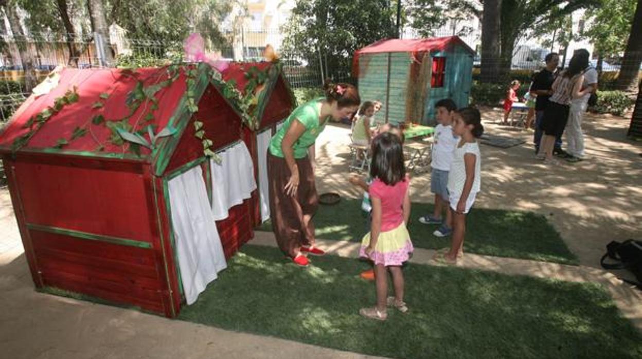 Una monitora con un grupo de niños en un campamento