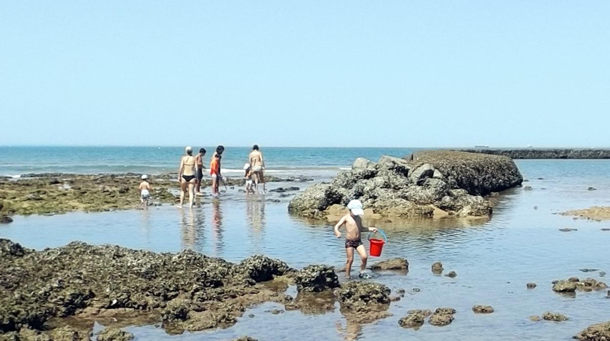 La ausencia de arena en la playa se ha convertido en un problema para los más pequeños