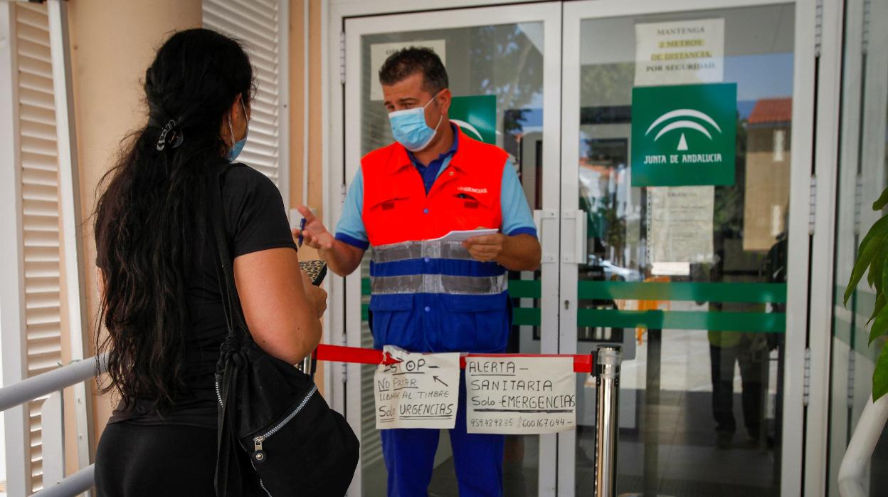 Un sanitario atiende a una mujer en el Centro de Salud de Lepe tras confirmarse el brote