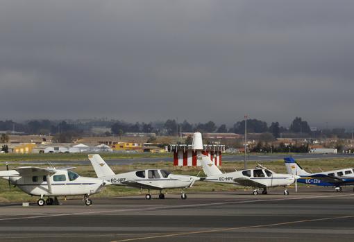 Aeronaves en la pista del Aeropuerto de Córdoba